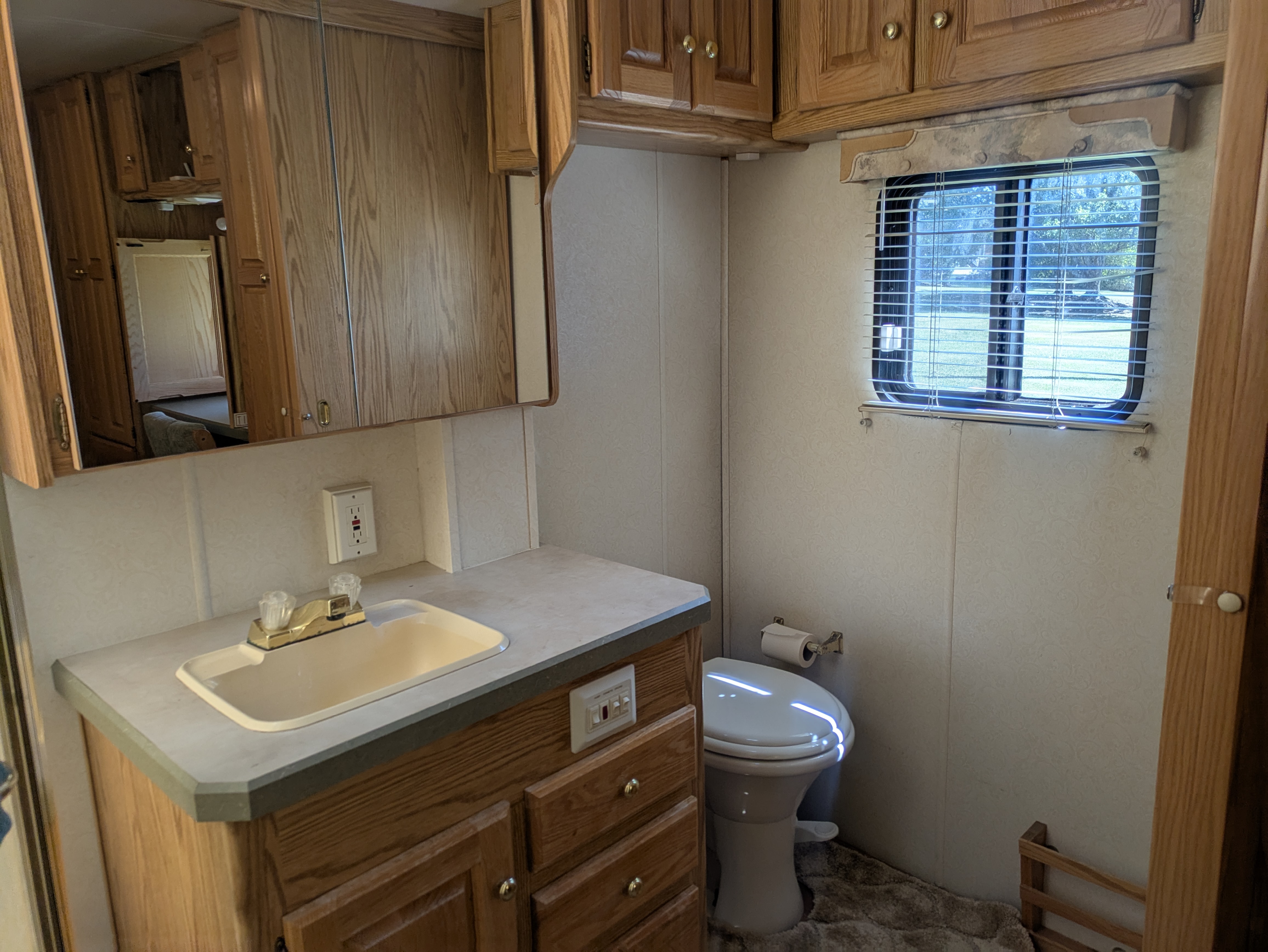 Main bathroom additional view